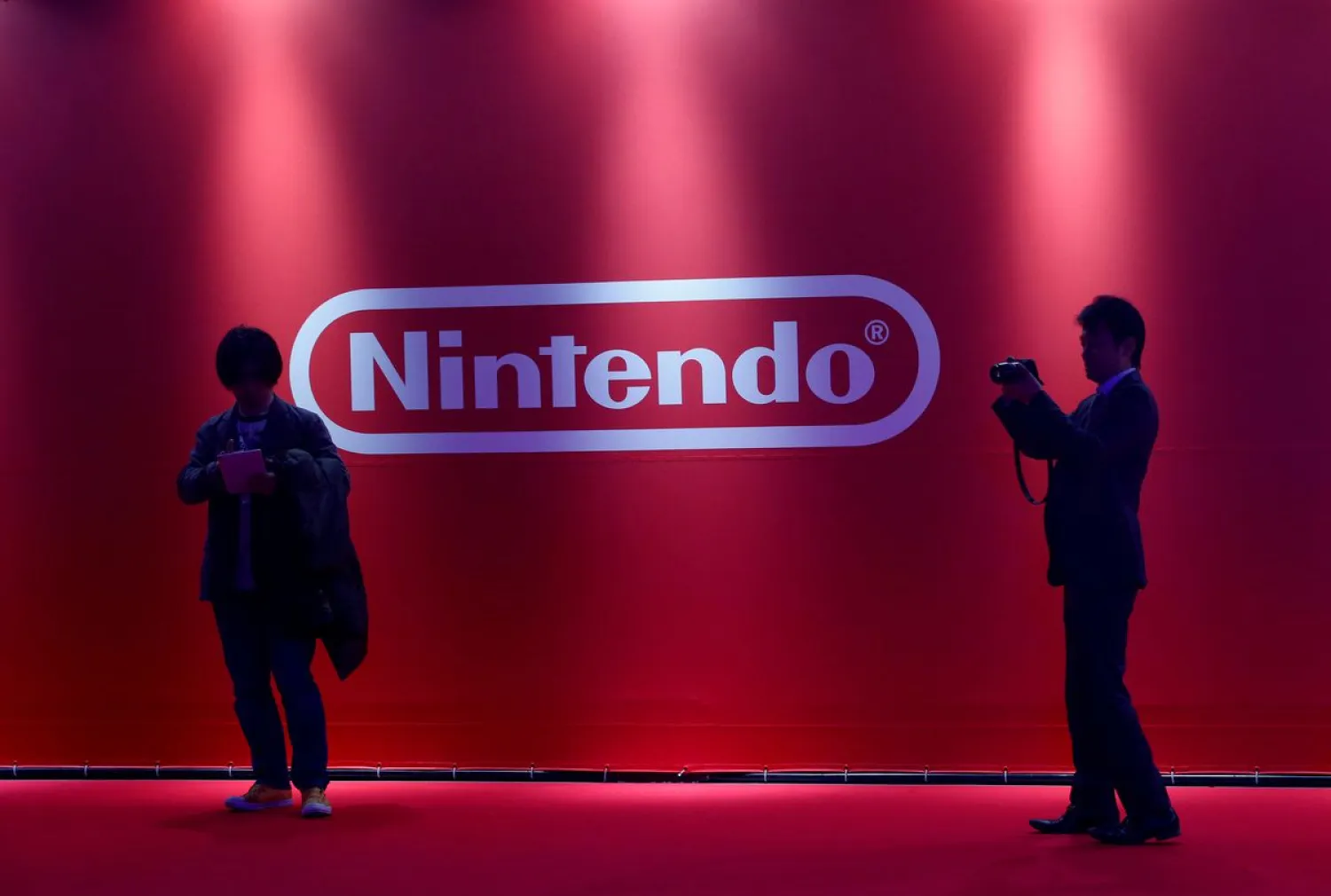 People stand in front of Nintendo's logo in Tokyo, Japan January 13, 2017. REUTERS/Kim Kyung-Hoon