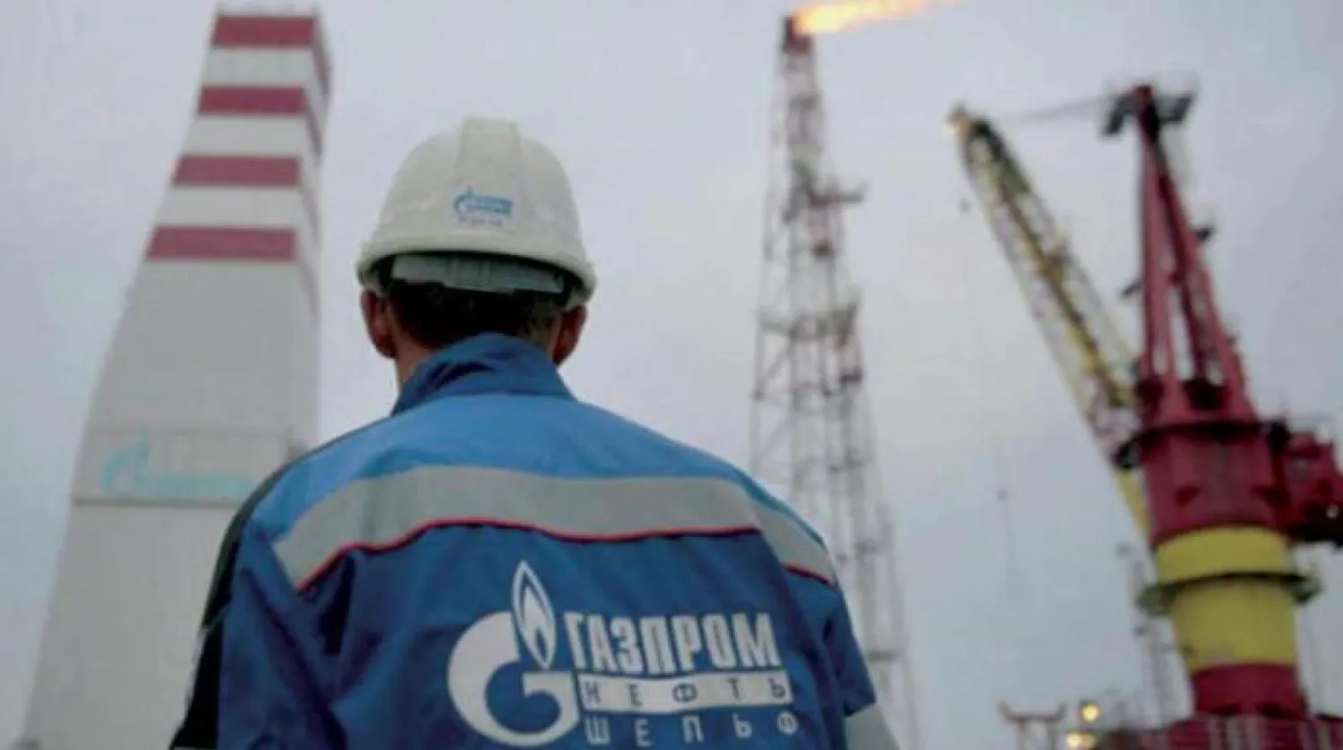 أحد العمال في شركة «غاز بروم» الروسية (رويترز)