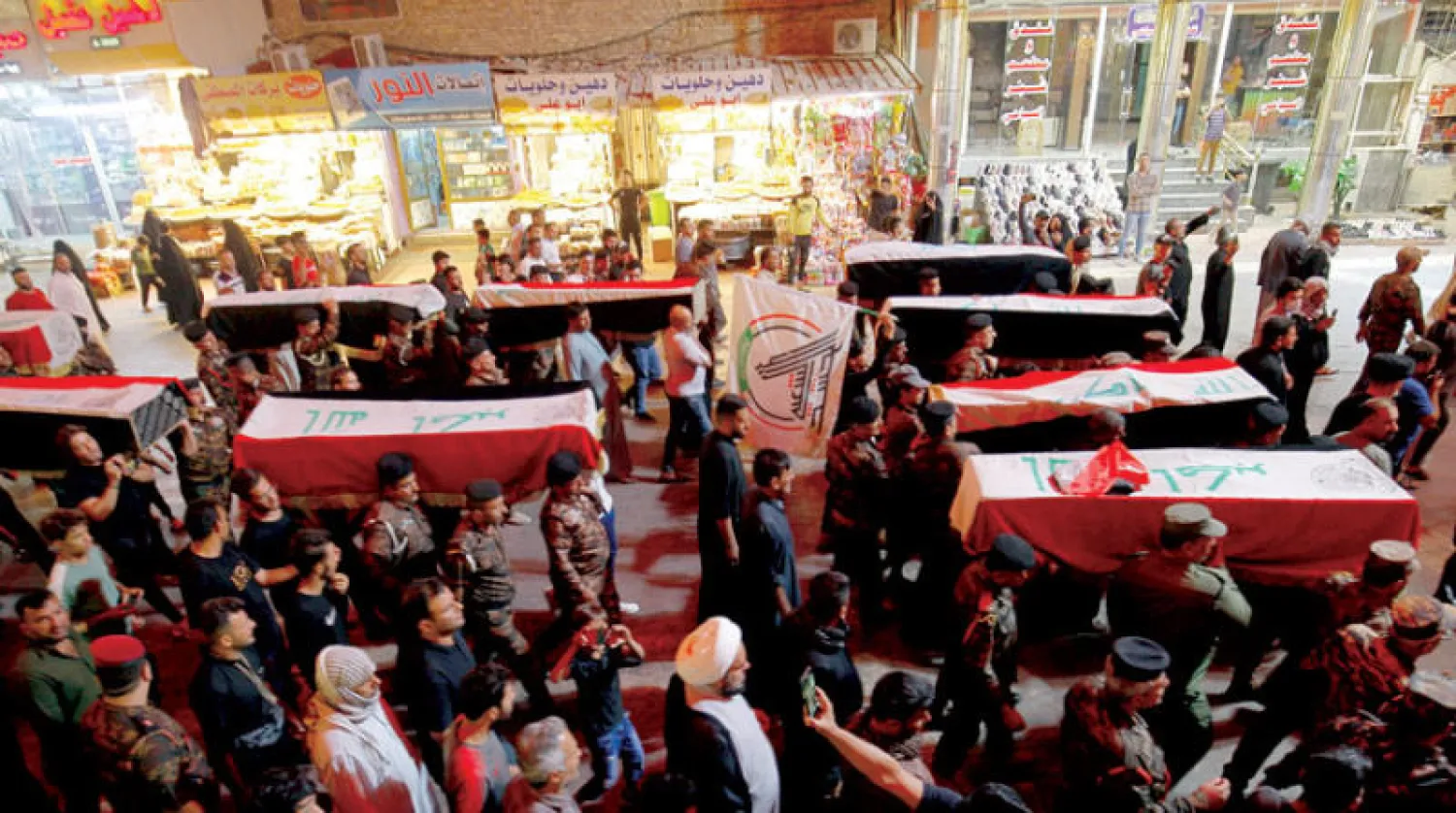 ضحايا المذبحة التي ارتكبها تنظيم «داعش» في قرية الرشاد بمحافظة ديالى خلال مراسم تشييعهم في مدينة النجف أول من أمس (أ.ب)