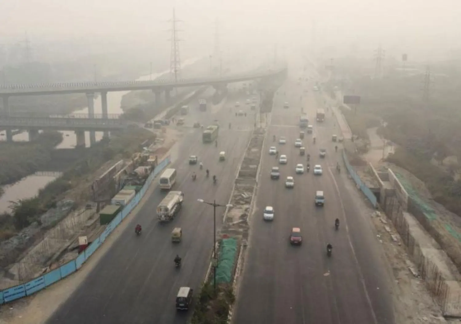 طريق سريع ممتلئ بالضباب الدخاني في نيودلهي (أرشيفية - رويترز)