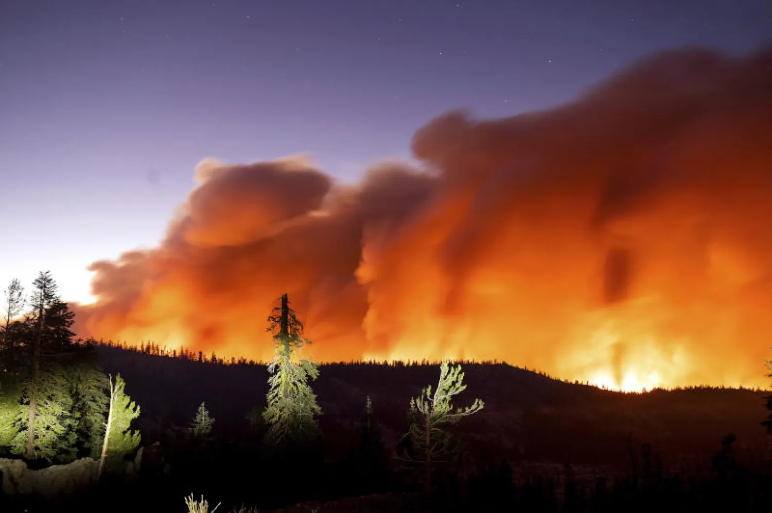 دخان يتصاعد من حريق في غابة بولاية كاليفورنيا الأميركية (أ.ب)