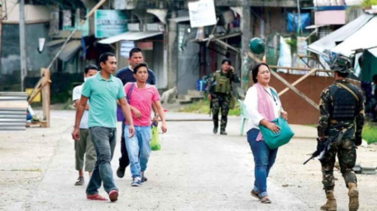 Filipinler’deki Maravi şehrinin sakinleri ile askerler (AFP-Arşiv)
