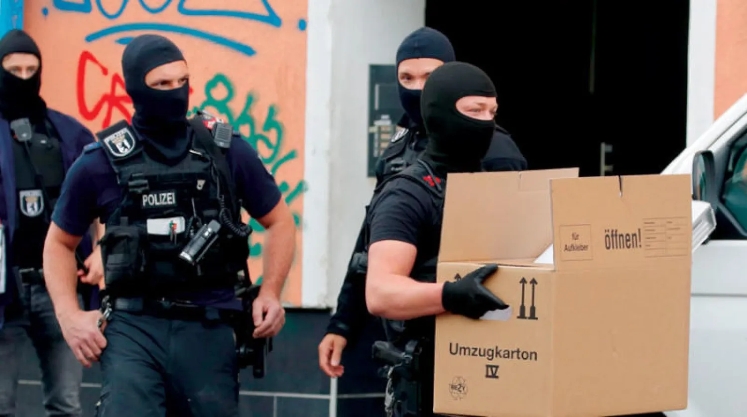 ضباط شرطة ألمان ينقلون صناديق من مسجد الإرشاد خلال مداهمة في 30 أبريل 2020 ببرلين (أ.ف.ب)