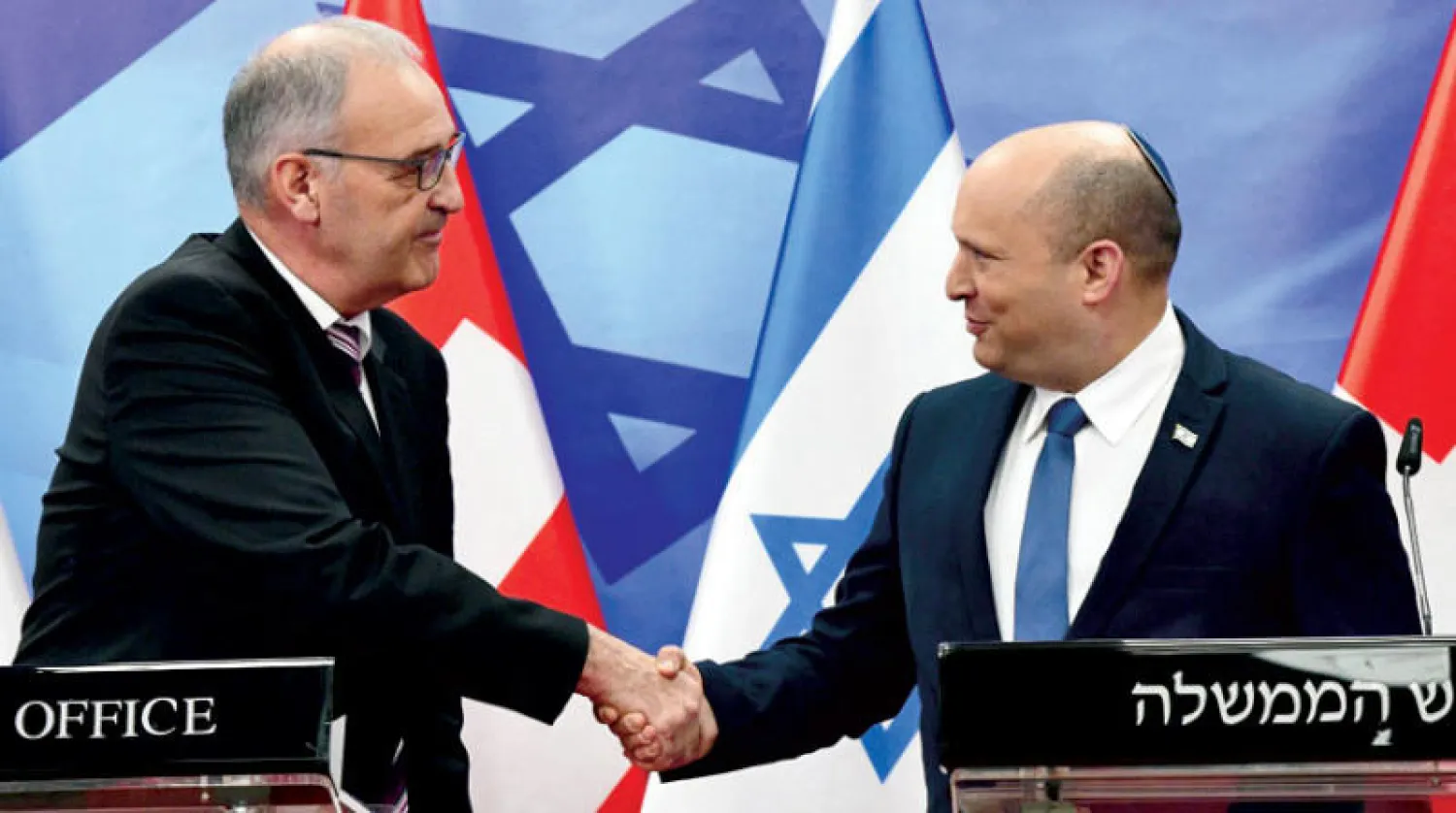 مؤتمر صحافي مشترك في مكتب رئيس الوزراء الإسرائيلي بنيت مع رئيس سويسرا الذي يزور إسرائيل ورام الله (د.ب.أ)