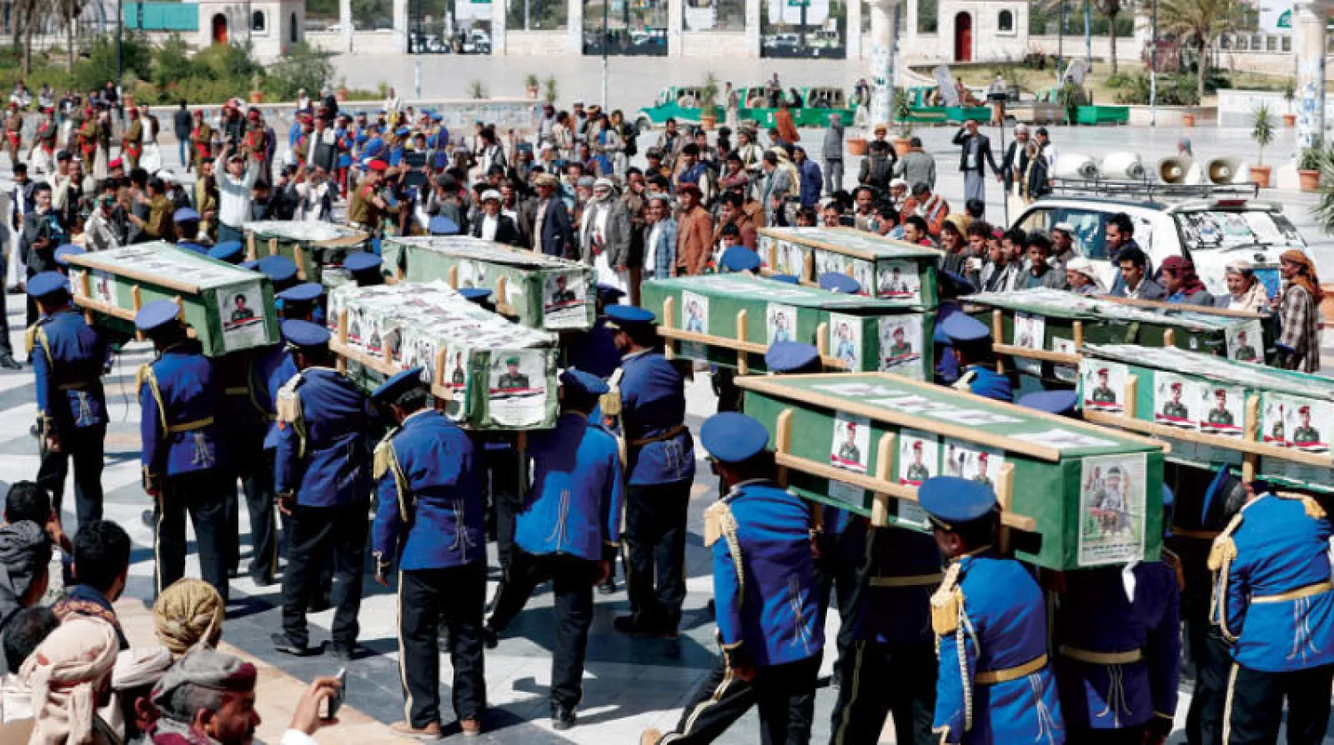 حوثيون بصنعاء يشيّعون قتلى الجماعة الذين يزجون بهم في جبهات مأرب بالمئات (إ.ب.أ)