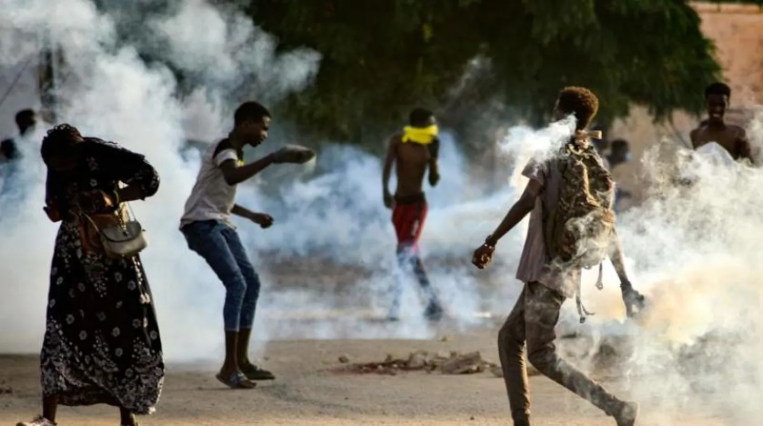 Sudan güvenlik güçleri Hartum'daki protestoculara göz yaşartıcı gaz bombası attı (AFP)
