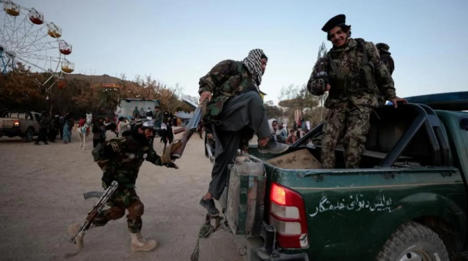 Kabil’in dışındaki bir lunaparktaki Taliban üyeleri (Reuters)