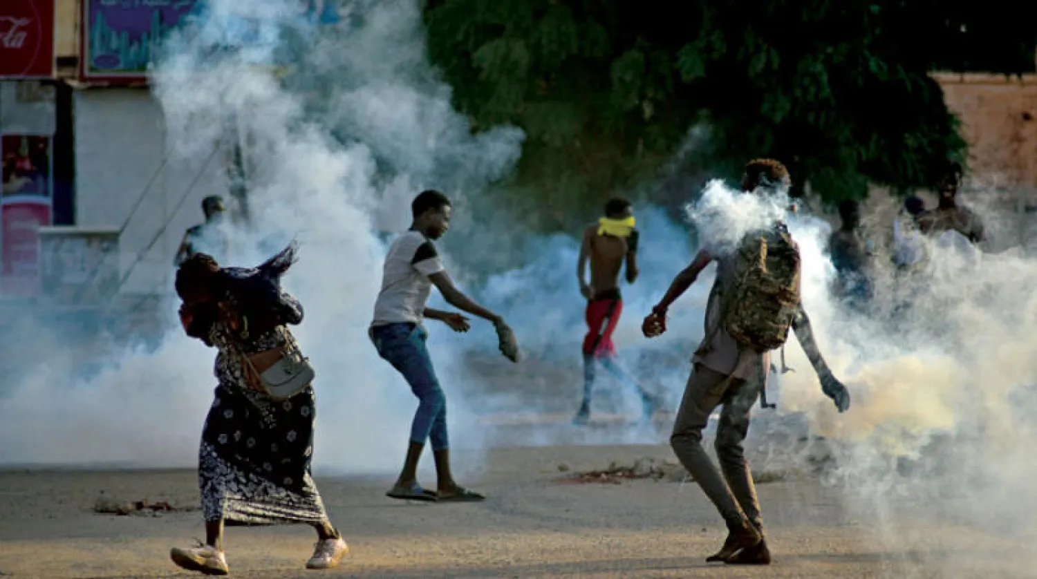 جانب من الاحتجاجات الليلية المتواصلة في الخرطوم (أ.ف.ب)