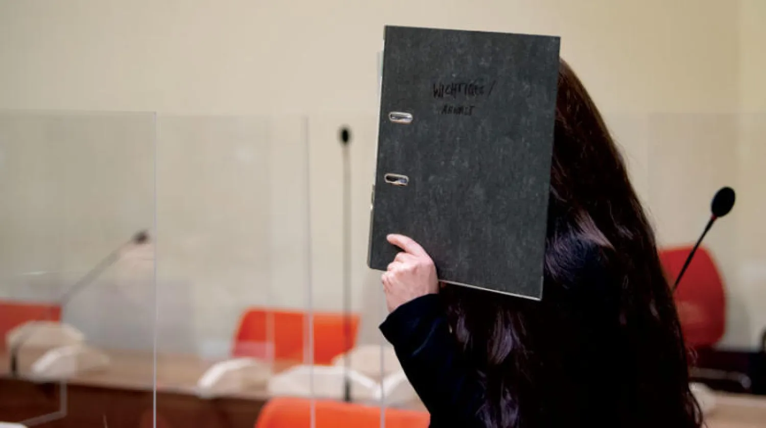 جنيفر دبليو (30 عاماً) خلال مثولها أمام محكمة ميونيخ بتهمة الانتماء إلى جماعة إرهابية في الخارج والمساعدة في القتل ومحاولة ارتكاب جريمة حرب وجريمة ضد الإنسانية (د.ب.أ)