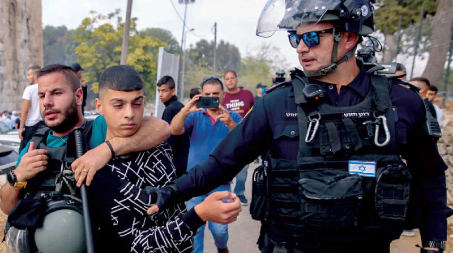 من المواجهات التي وقعت أمس بين الفلسطينيين والجنود الإسرائيليين عند مدخل المقبرة اليوسفية المحاذية لأسوار القدس القديمة (أ.ف.ب)