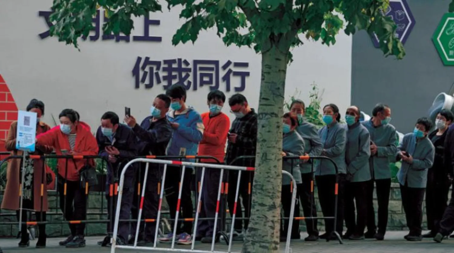 Dün Pekin’de aşılama merkezinin önünde sıra olan insanlar (AP)