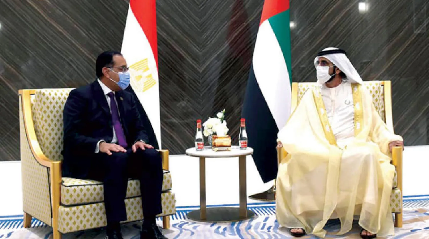 نائب رئيس دولة الإمارات حاكم دبي مستقبلاً رئيس الوزراء المصري في دبي أمس (الحكومة المصرية)