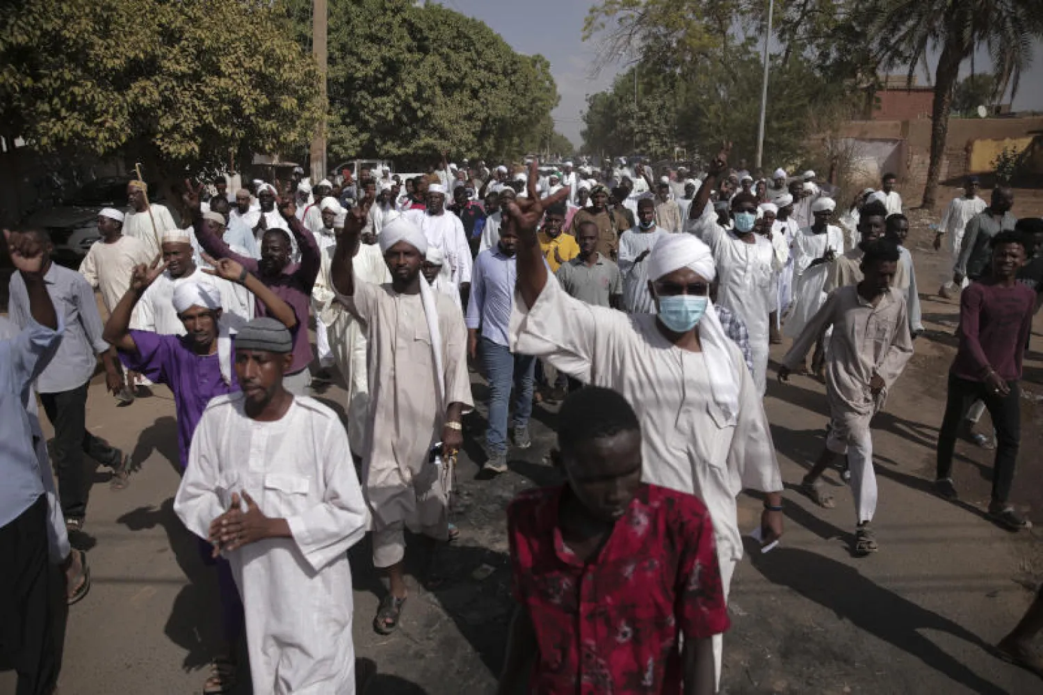 مواطنون يحتجون في الخرطوم رفضاً للإنقلاب العكسري في البلاد (أ.ب)