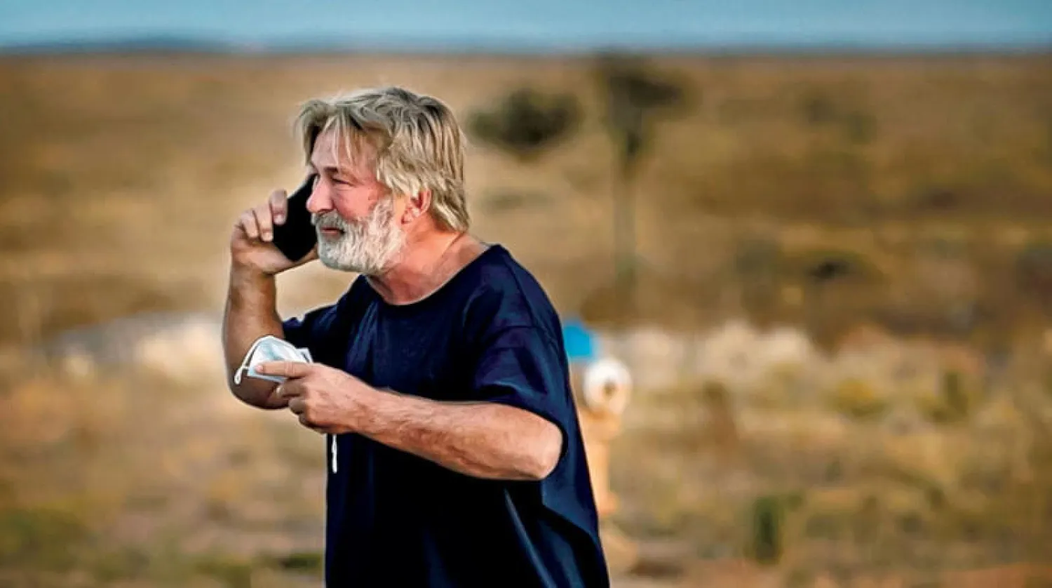 أليك بالدوين يتحدث عبر الهاتف بعد استجوابه (أ.ب)