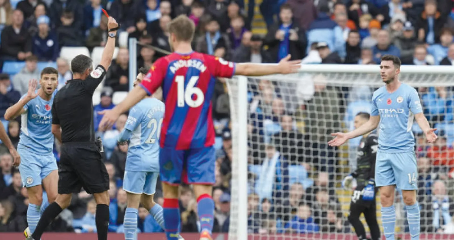 الحكم يشهر بطاقة الطرد الحمراء للابورت مدافع سيتي في واقعة أثارت غضب غوارديولا (إ.ب.أ)