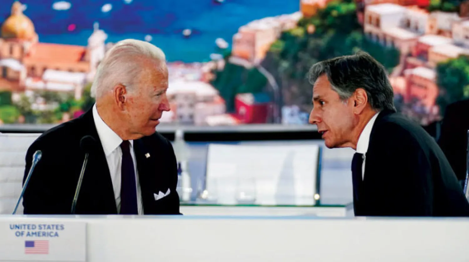 الرئيس الأميركي جو بايدن يتحدث إلى وزير خارجيته أنتوني بلينكن على هامش قمة العشرين في روما أمس (رويترز)