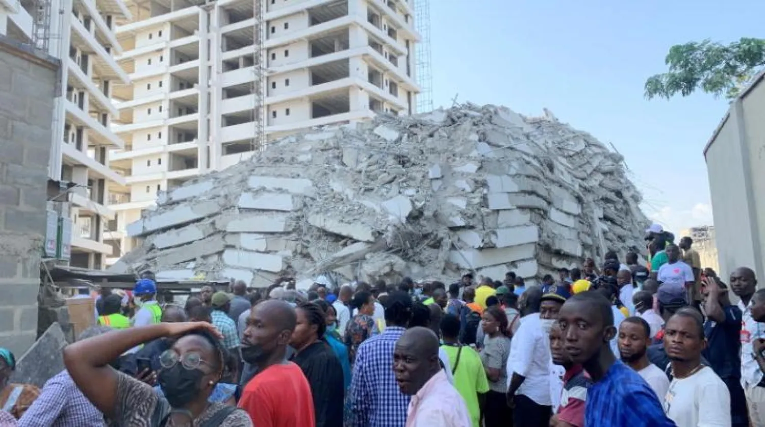 Lagos'ta çöken binadan bir kare (Reuters)