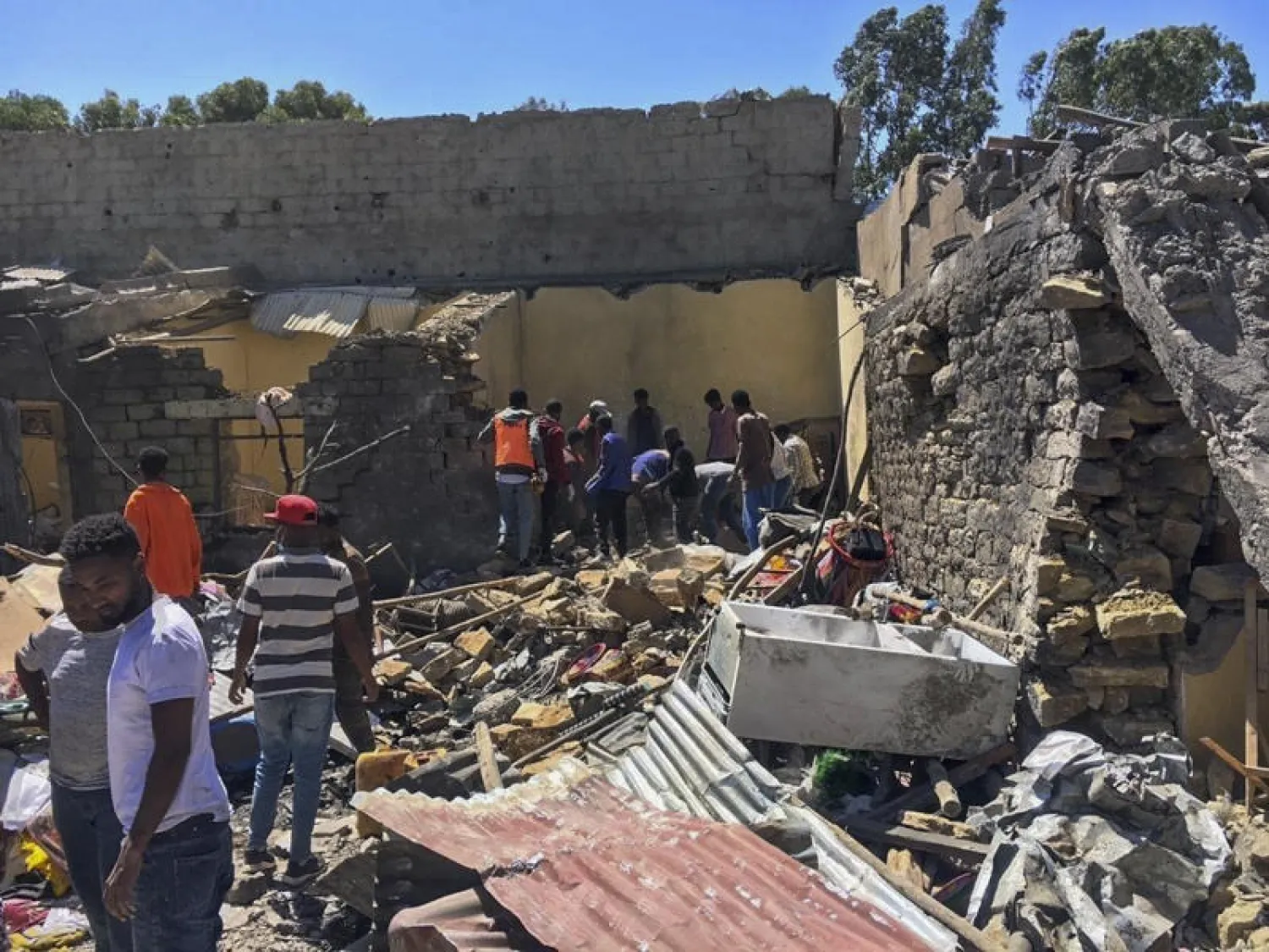 أنقاض مبنى مدمر في تيغراي بعد غارة جوية (أ.ب)