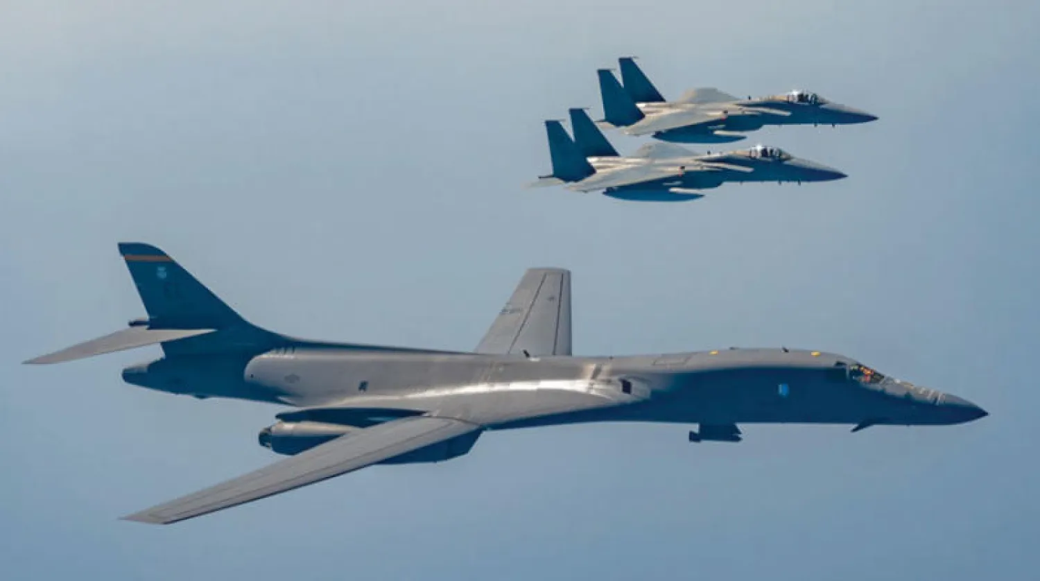 المقاتلات السعودية من طراز «إف 15 سي» والقاذفات الأميركية الاستراتيجية «بي 1 بي لانسر» في دورية مشتركة السبت الماضي (وزارة الدفاع السعودية)