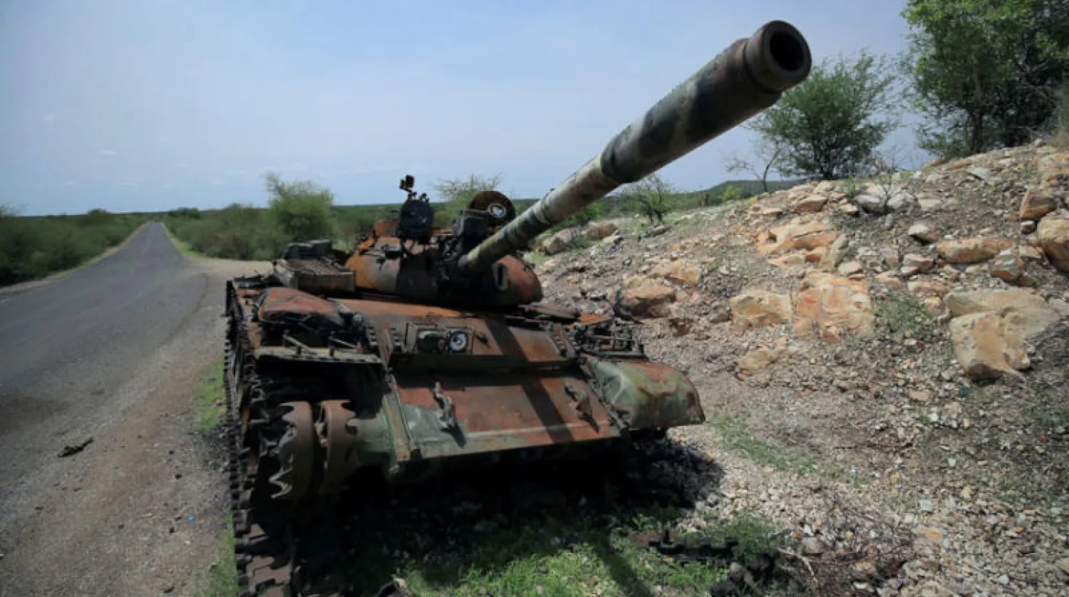 دبابة مدمرة جراء القتال بين القوات الإثيوبية ومتمردي تيغراي في ضواحي أمهرة (أرشيفية)