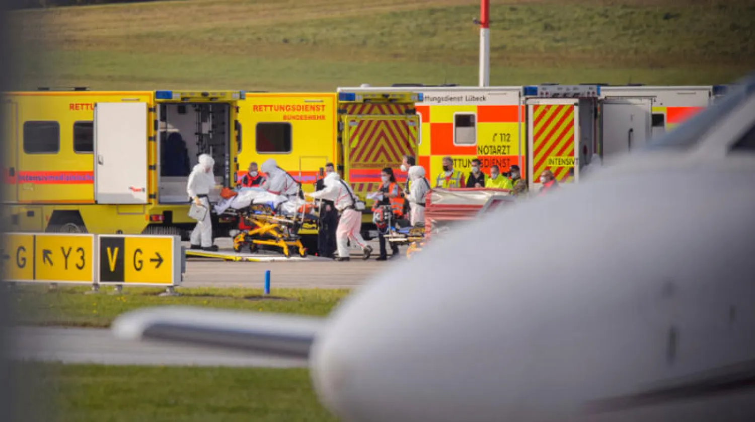 إصابات رومانية خطرة لدى وصولها إلى هامبورغ للعلاج أمس (د.ب.أ)