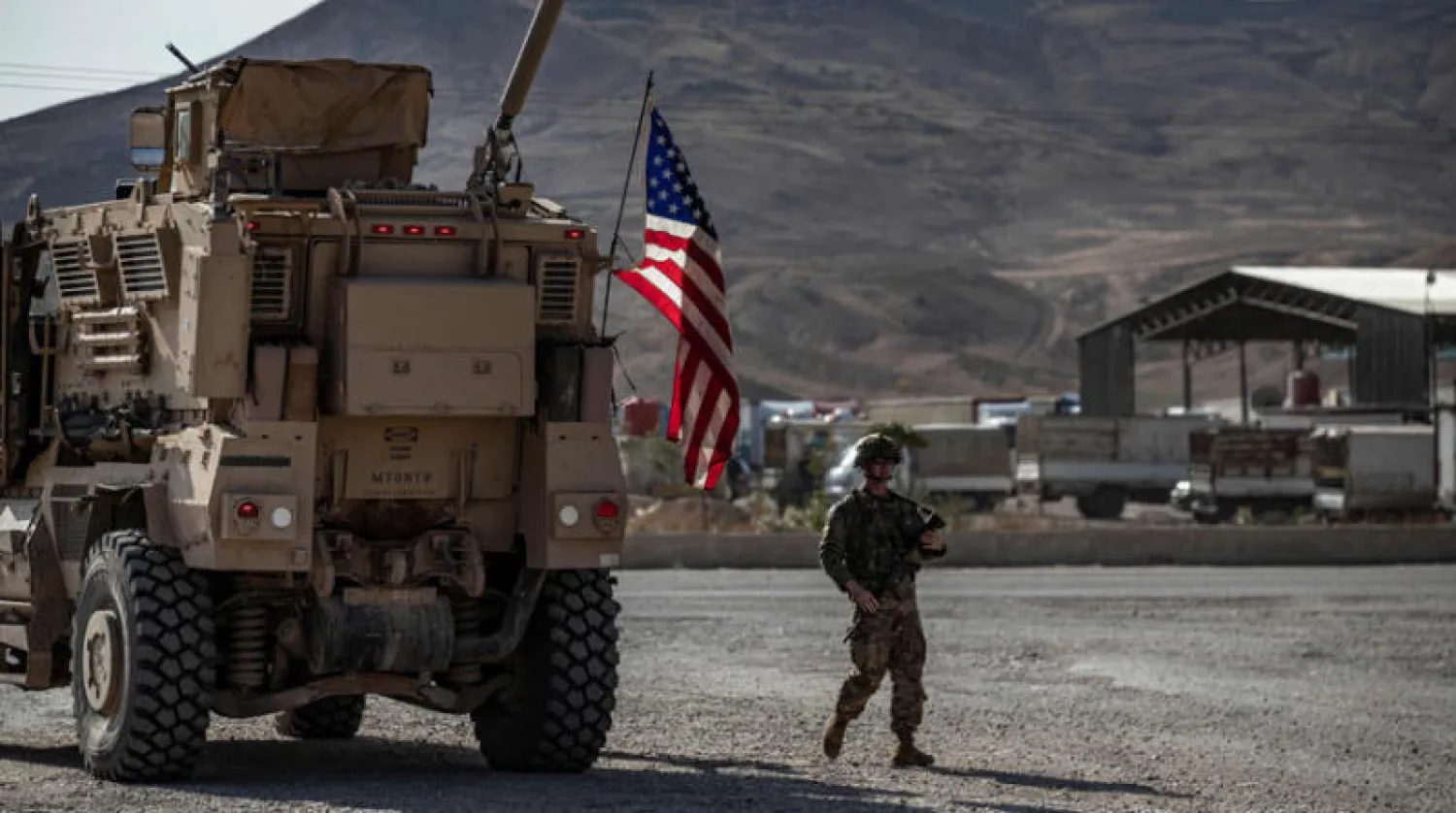 جندي أميركي يراقب الوضع في منطقة بشمال شرقي سوريا قرب معبر سيمالكا الحدودي مع العراق (أ.ف.ب)