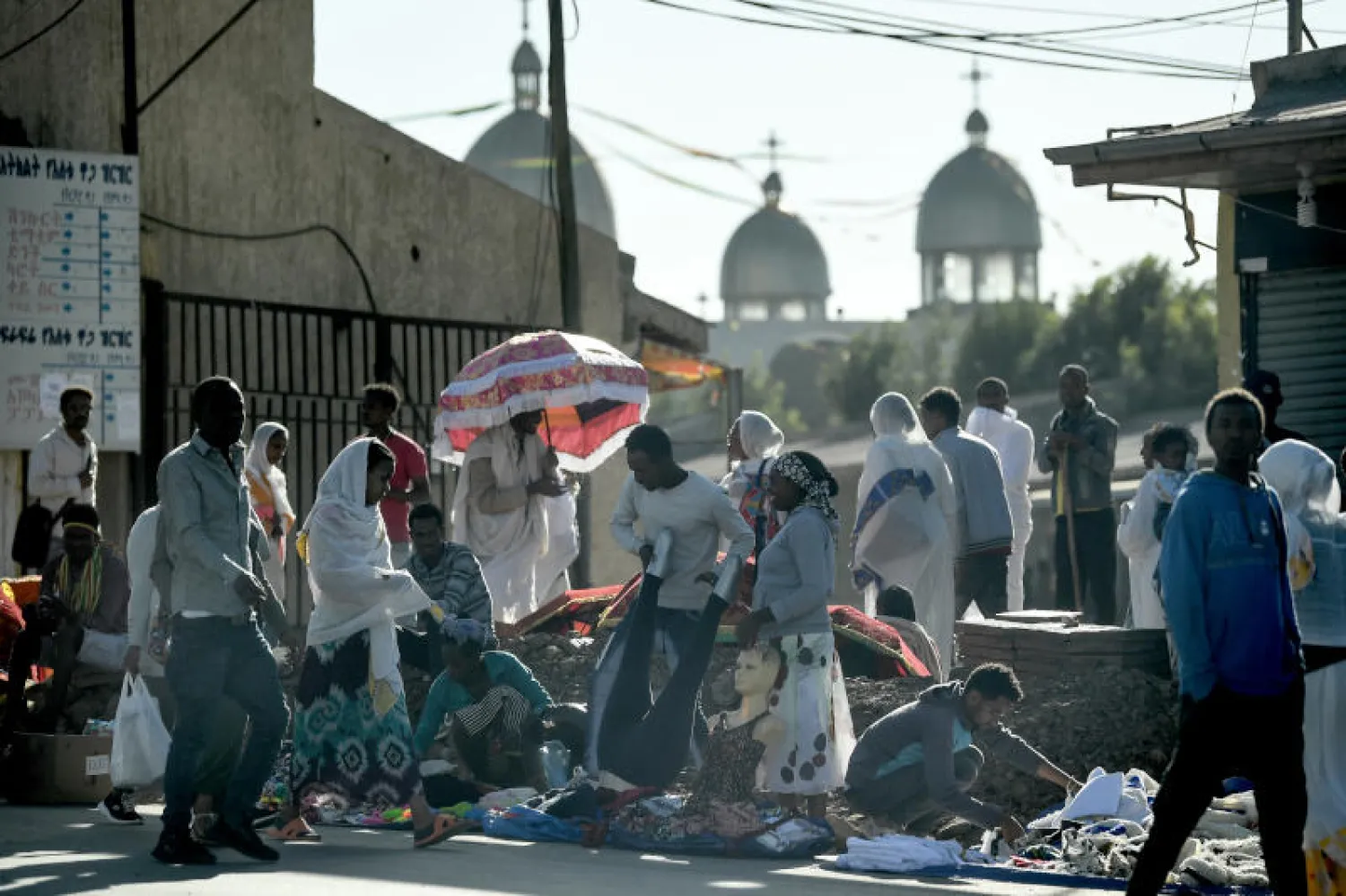 أثيوبيون في أحد أسواق أديس أبابا (د.ب.أ)