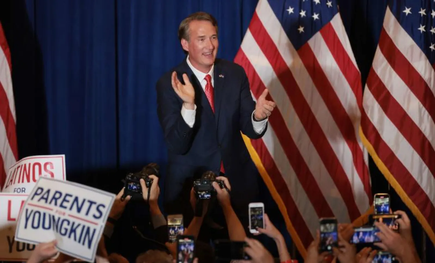 المرشّح الجمهوري غلين يونغكين يصفق خلال وجوده على المسرح ضمن حدث انتخابي في فرجينيا (أ.ف.ب)