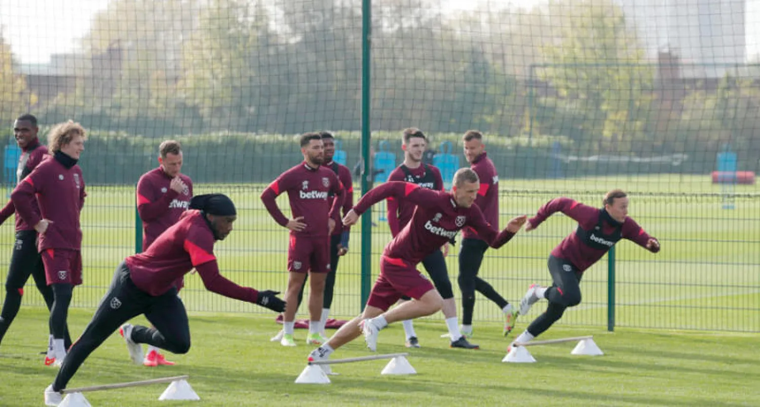 لاعبو وستهام خلال التدريب أمس استعداداً لمواجهة غنك البلجيكي (رويترز)