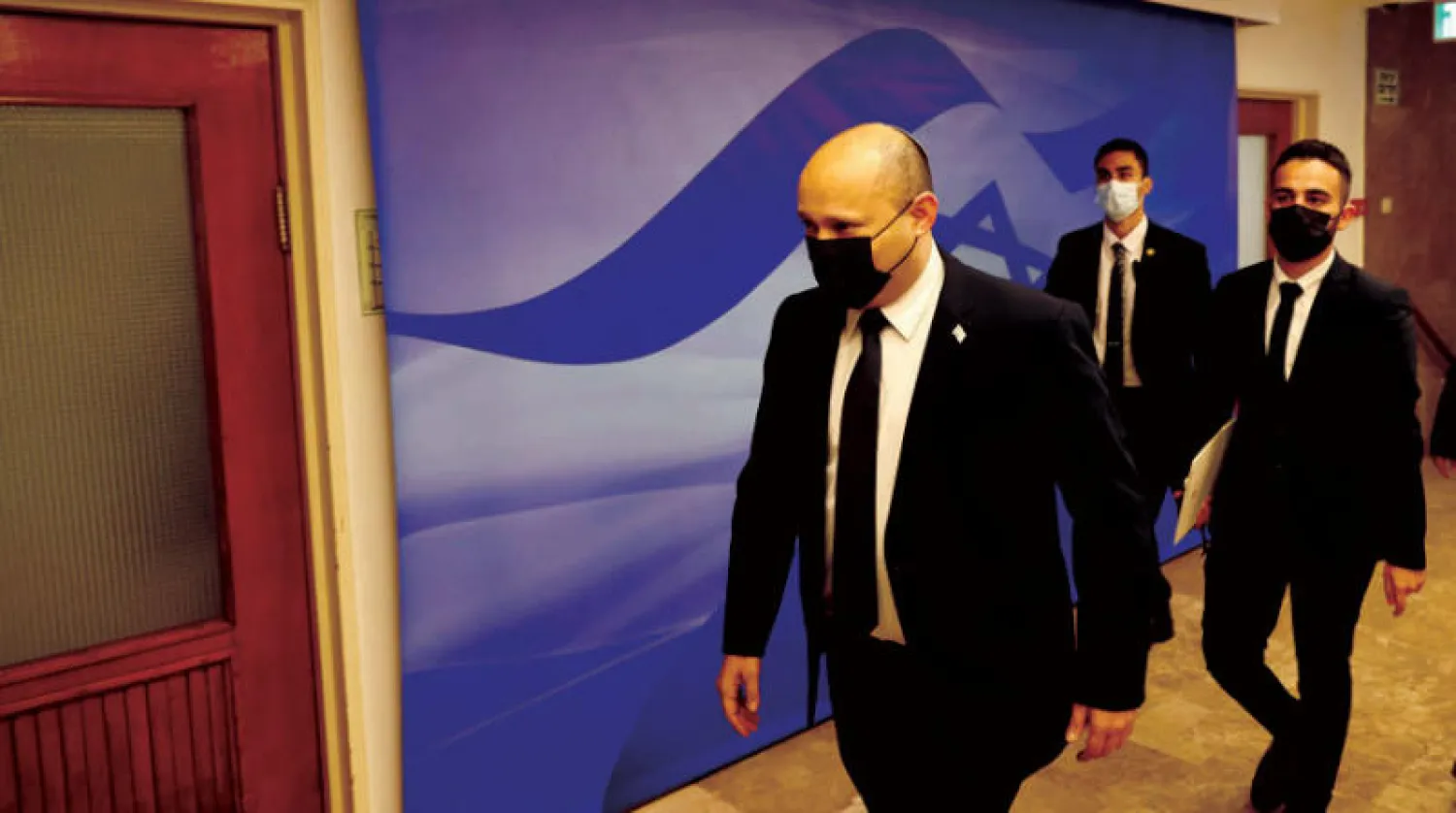 رئيس الوزراء الإسرائيلي نفتالي بنيت يتوجه إلى اجتماع وزاري مصغر أمس (رويترز)