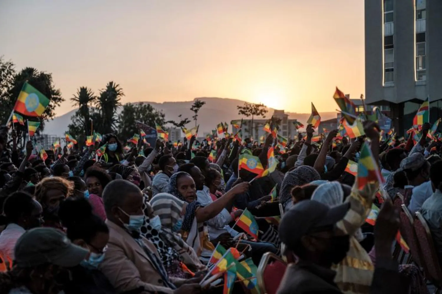 حشد يحمل أعلام إثيوبيا خلال تأبين لضحايا صراع تيغراي نظمته إدارة المدينة في أديس أبابا (أ.ف.ب)