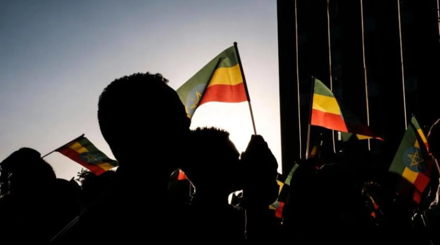 Addis Ababa’da, Tigray’daki çatışmanın kurbanlarını onurlandıran bir etkinlik sırasında insanlar Etiyopya bayrakları taşıyor (AFP)