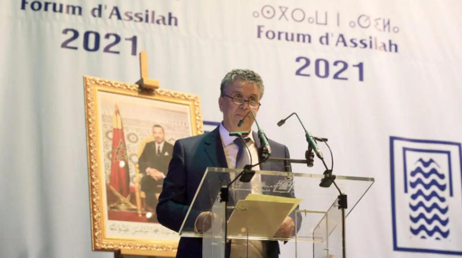 عبد اللطيف وهبي متحدثاً في ندوة منتدى أصيلة حول مستقبل الديمقراطية الانتخابية مساء أول من أمس (الشرق الأوسط)