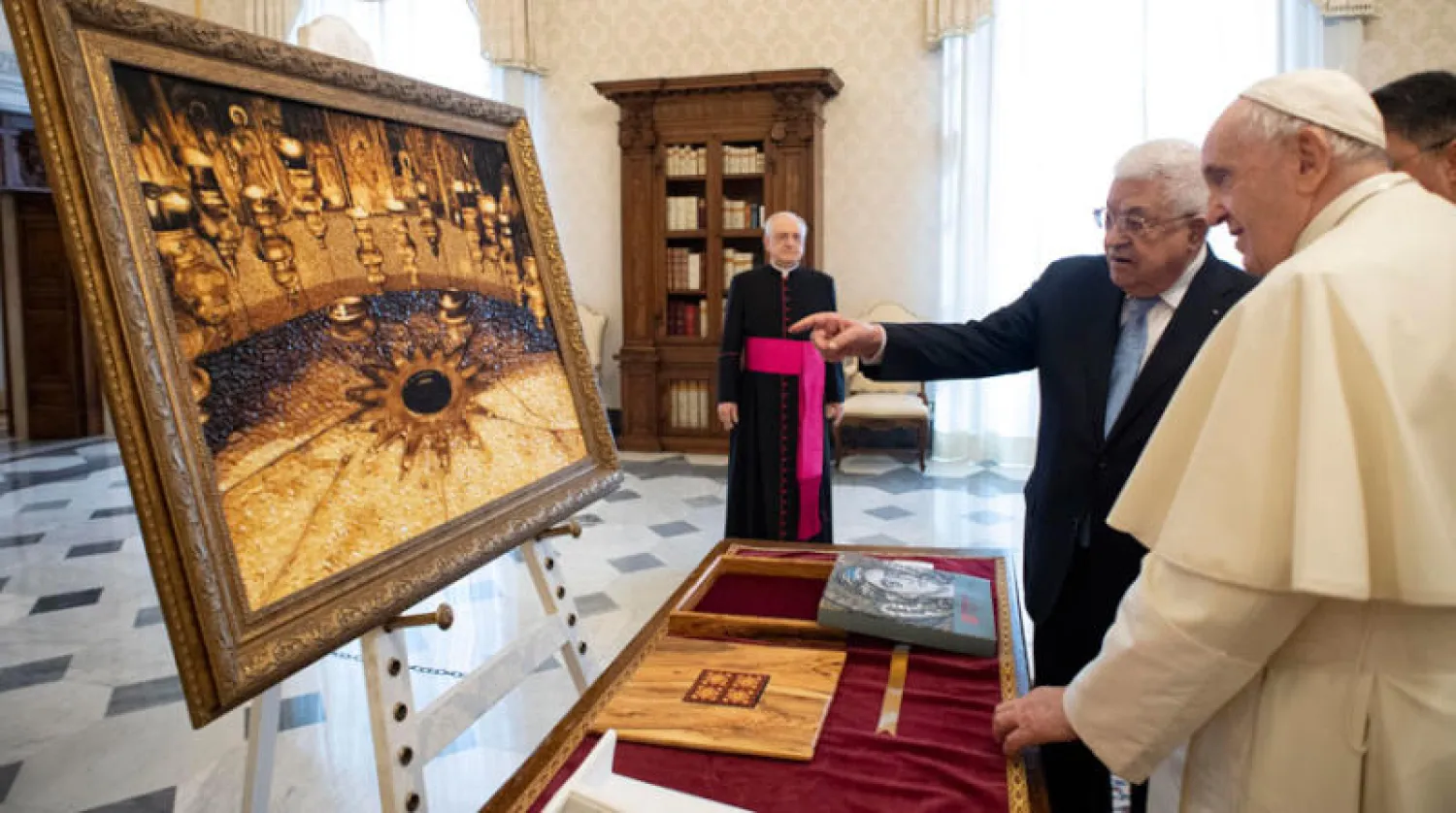 الرئيس الفلسطيني محمود عباس أثناء لقائه البابا فرانسيس في مقر الفاتيكان بروما (د.ب.أ)