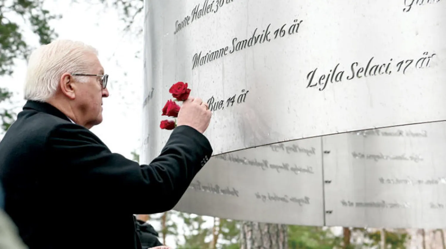 الرئيس الألماني فرانك-فالتر شتاينماير يشارك في إحياء ذكرى ضحايا الهجوم الإرهابي الذي وقع قبل عشر سنوات في جزيرة أوتويا النرويجية أمس (د.ب.أ)