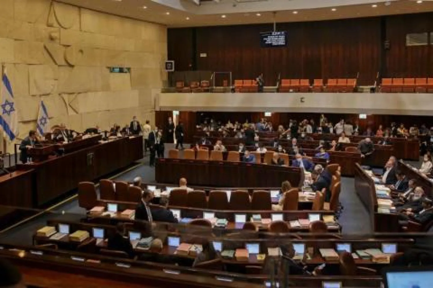 صورة عامة لجلسة مكتملة النصاب والتصويت على ميزانية الدولة في الكنيست (أ.ف.ب)