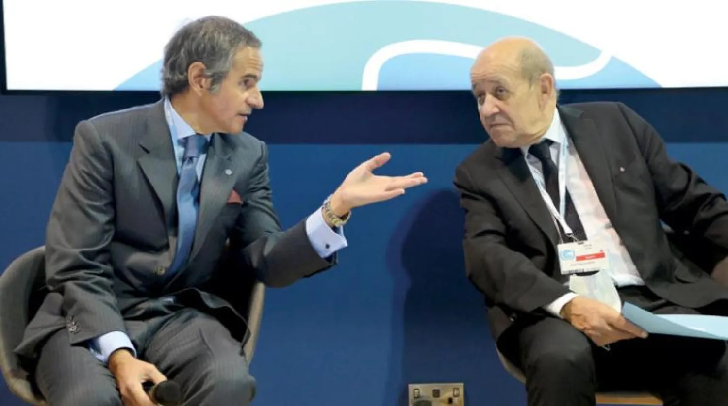 UAEA Direktörü Rafael Grossi, 4 Kasım’da Glasgow’daki iklim zirvesinin oturum aralarında Fransa Dışişleri Bakanı Jean-Yves Le Drian ile bir araya geldi (UAEA)