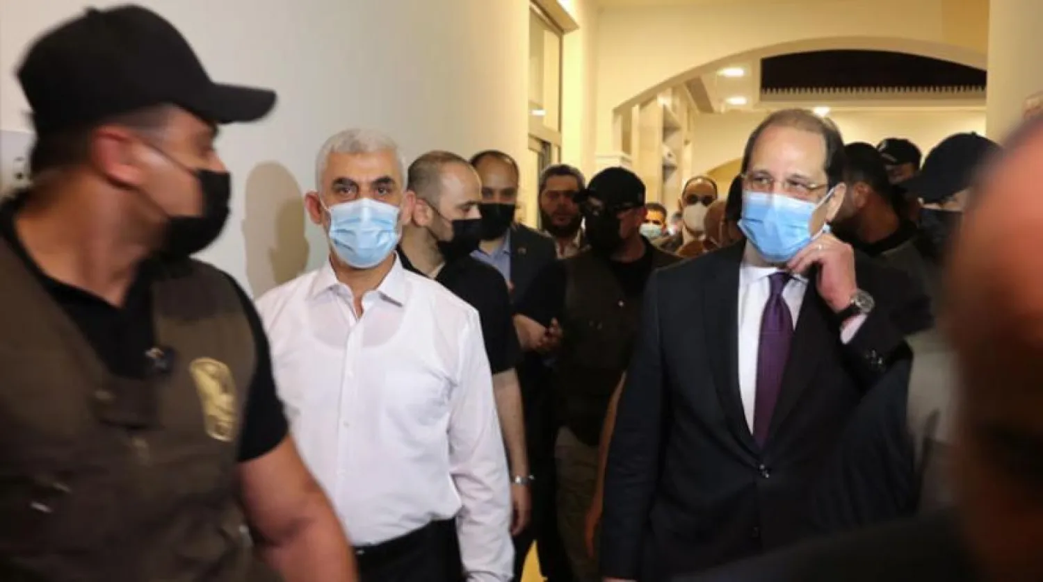 Mısır İstihbarat Başkanı Abbas Kamil geçen mart ayında Hamas'ın Siyasi Büro Başkanı Yahya Sinvar ile Gazze'de bir araya geldi. (AFP)