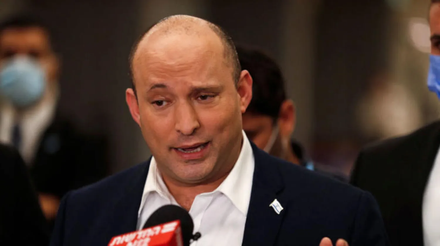 رئيس الوزراء الإسرائيلي نفتالي بنيت يتحدث إلى الصحافيين بعد جلسة في الكنيست الأربعاء (أ.ف.ب)