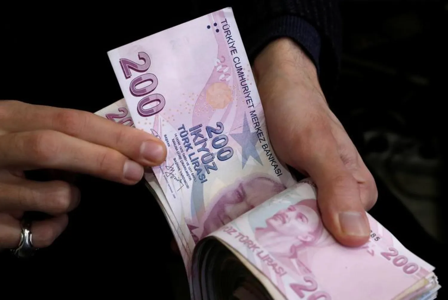 A merchant counts Turkish lira banknotes (File photo: Reuters)