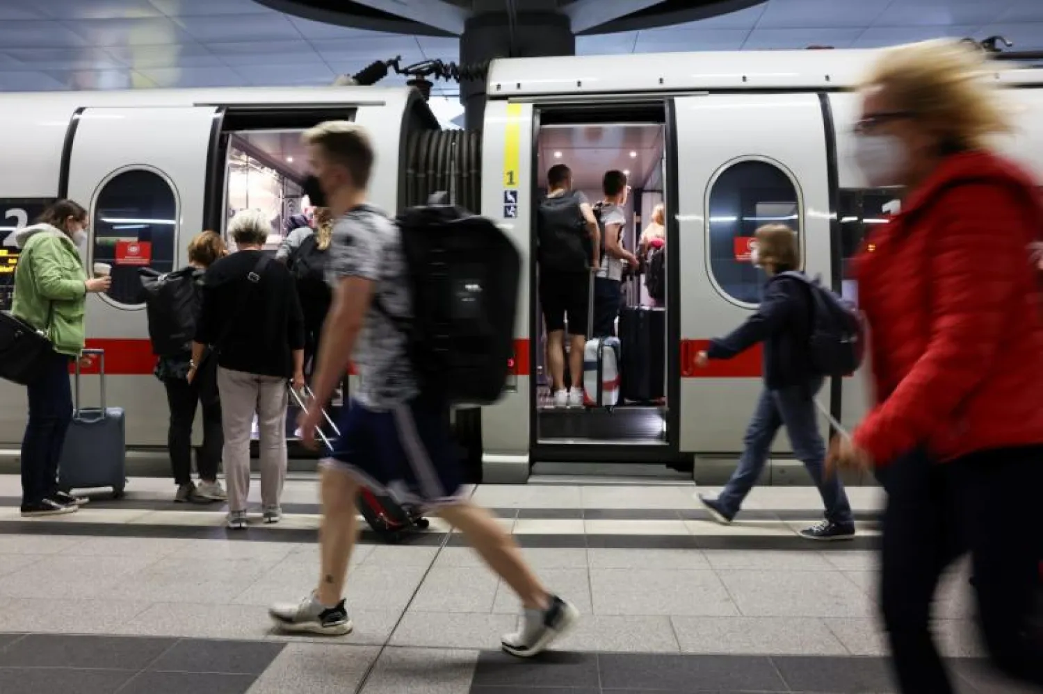 ركاب في محطة للقطارات في ألمانيا (أرشيفية - رويترز)