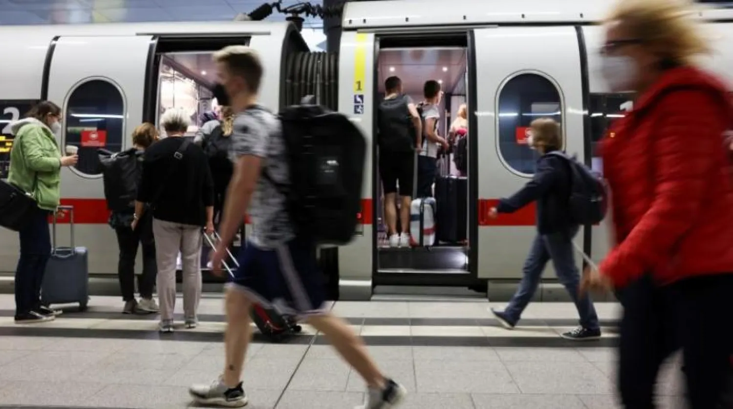 Almanya'da bir tren istasyonundaki yolcular (Arşiv - Reuters)
