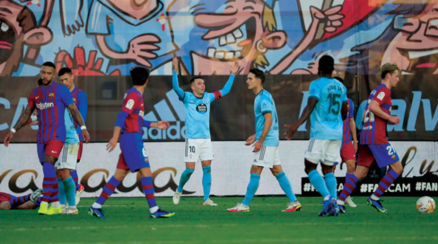 أسباس قائد سلتا فيغو يرفع يديه محتفلاً بتسجيل هدف التعادل وسط صدمة لاعبي برشلونة (أ.ب)