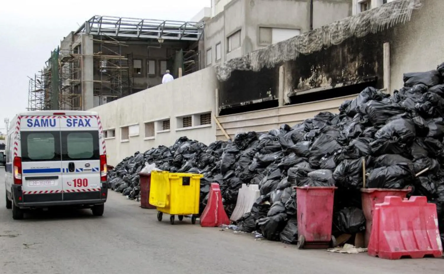 أكياس القمامة تتكدس في أحد شوارع صفاقس (أ.ف.ب)