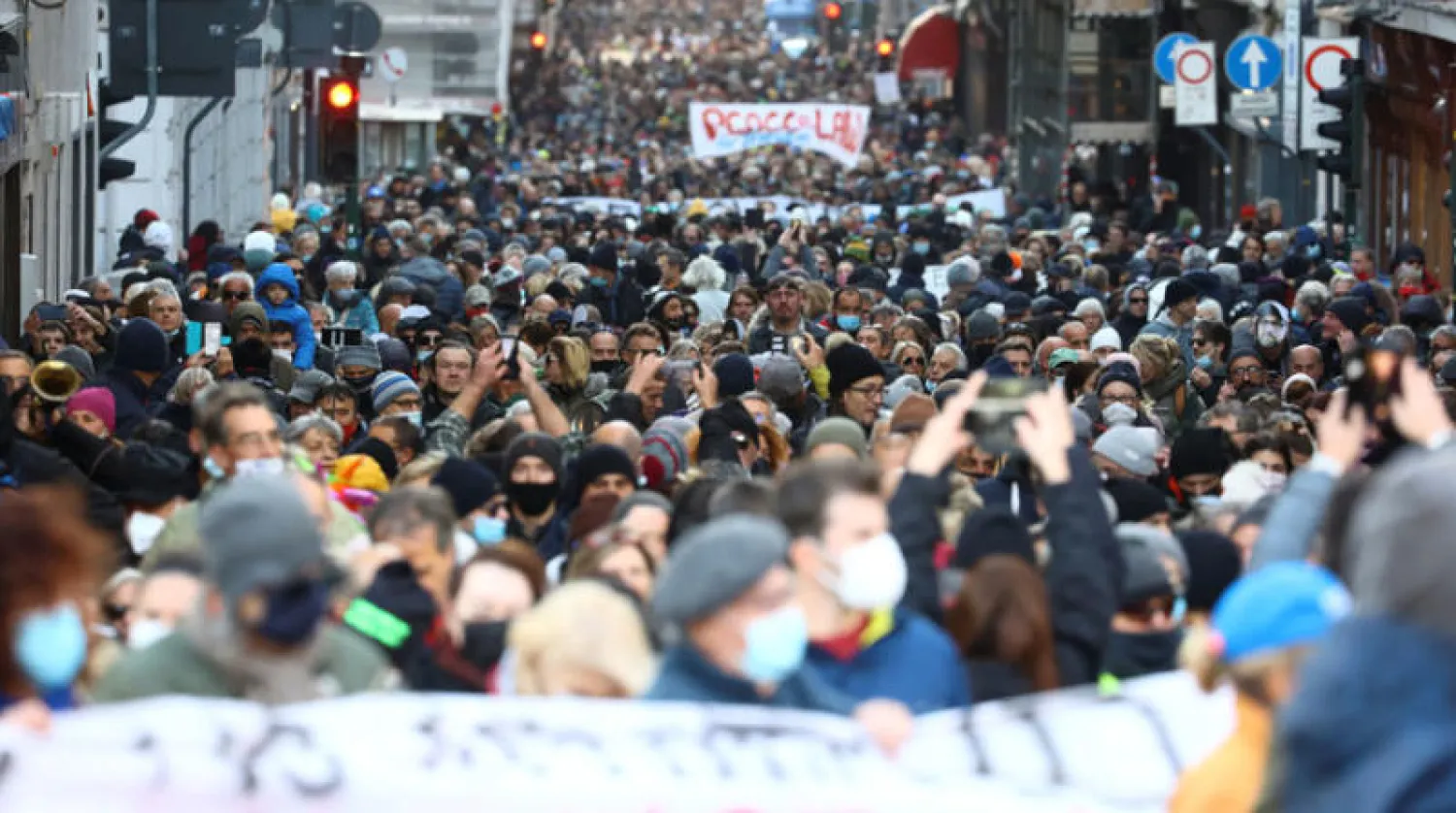 مظاهرات ضد الجواز الصحي في تريسته بإيطاليا أمس (رويترز)