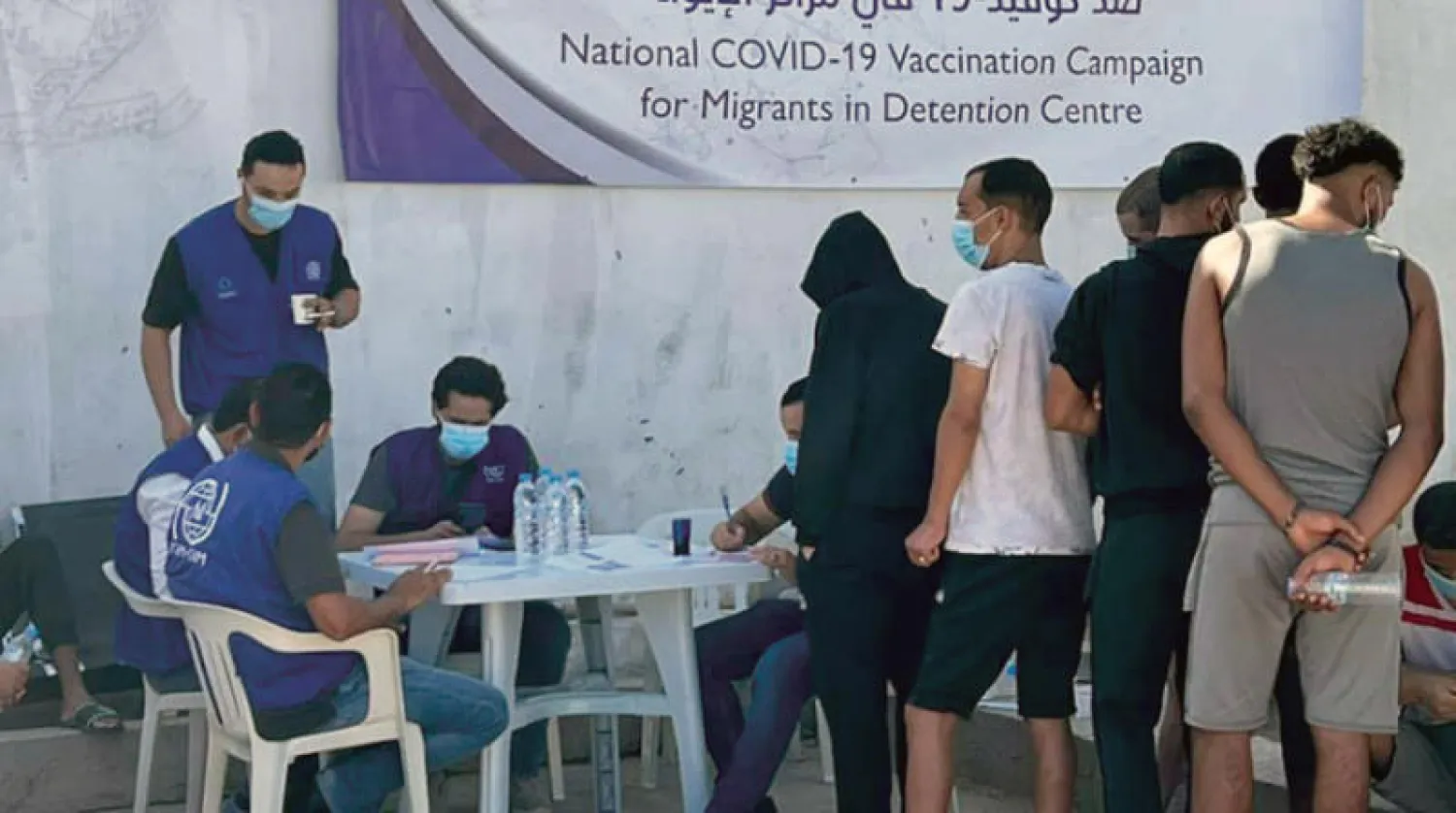 جانب من الحملة الوطنية لتلقيح المهاجرين غير النظاميين بمراكز الإيواء بطرابلس (جهاز مكافحة الهجرة غير المشروعة)