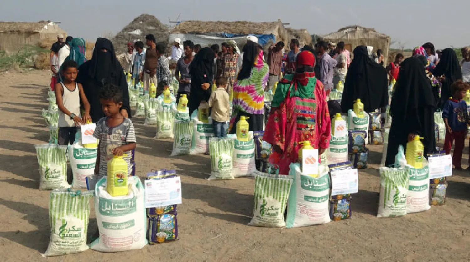 نازحون يمنيون في انتظار الحصول على مساعدات غذائية (أ.ف.ب)