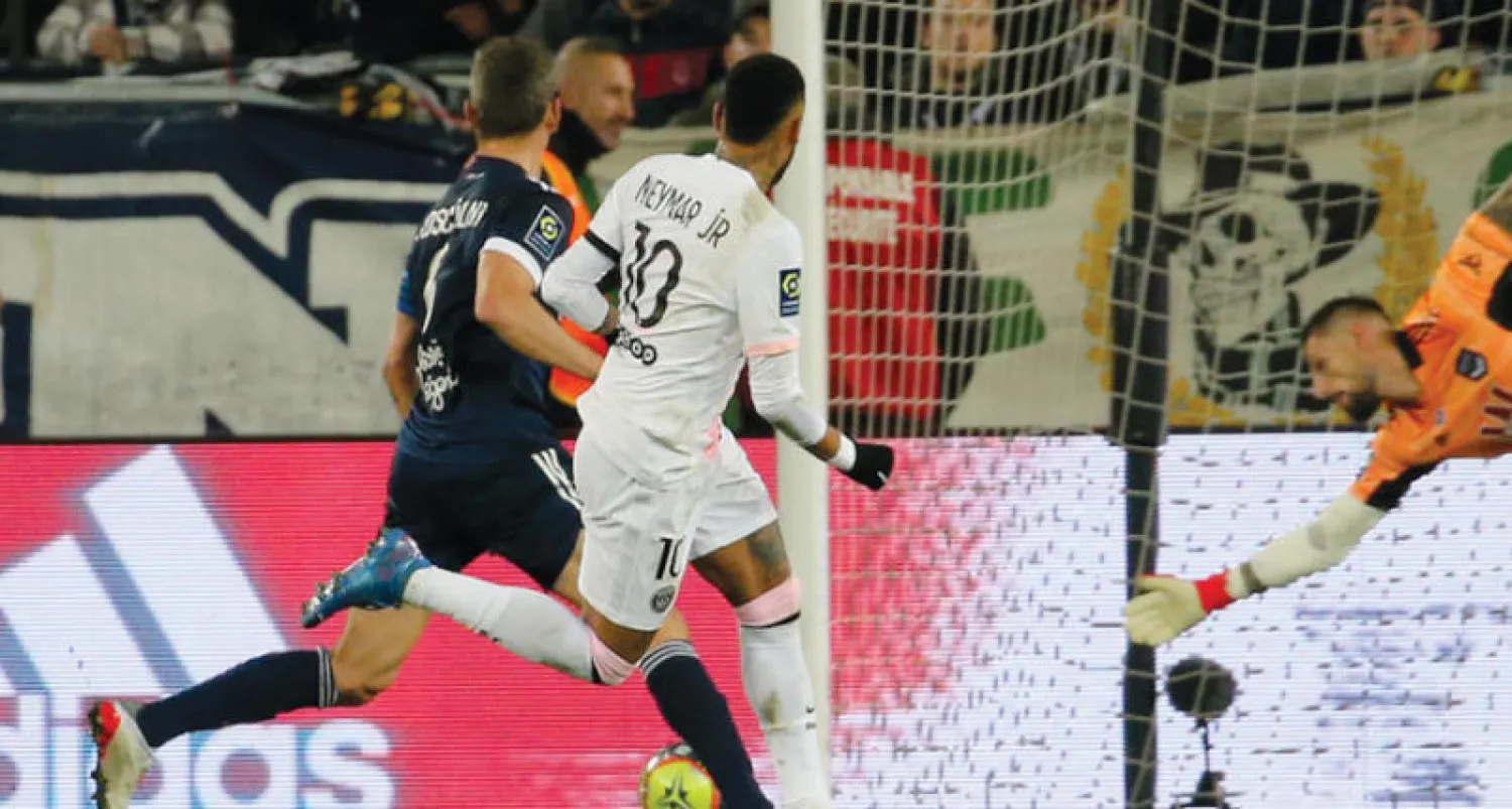 نيمار (رقم 10) يسجل ثاني أهدافه في مرمى بوردو (أ.ب)