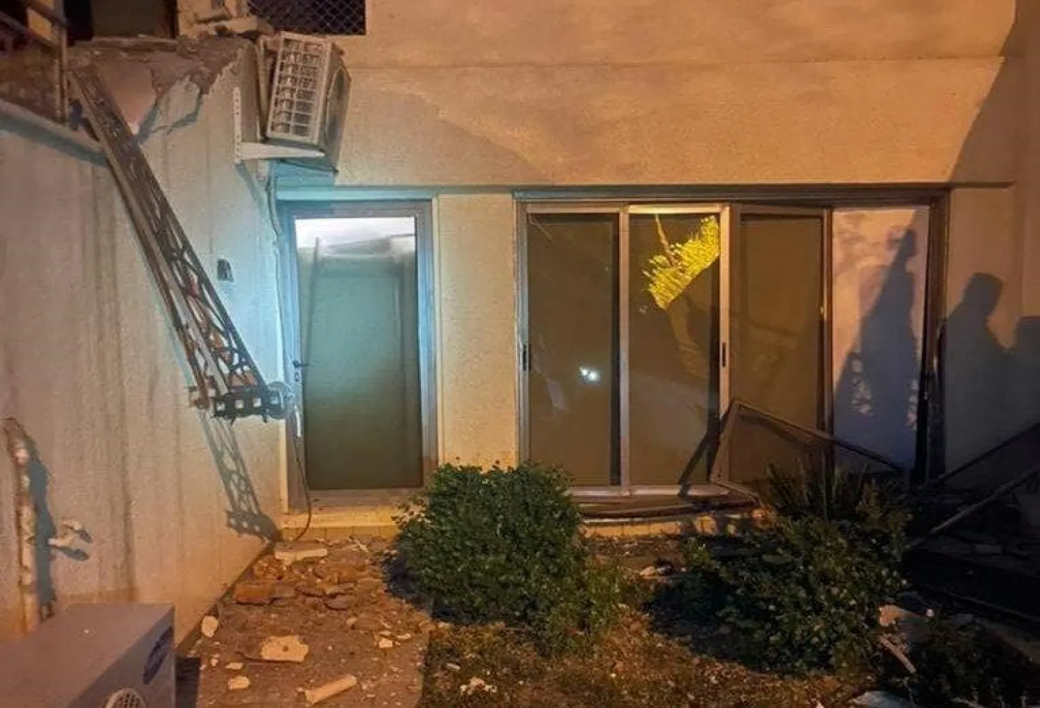 صورة لآثار القصف على منزل رئيس الوزراء العراقي مصطفى الكاظمي (واع)