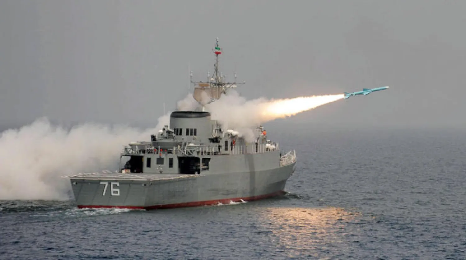 سفينة تطلق صاروخ كروز «قدير» المضاد للسفن البالغ مداه 300 كلم في ثاني أيام مناورات الجيش الإيراني في خليج عمان أمس (إ.ب.أ)